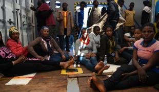 Des femmes secourues par le Bourbon Argos le 1er juin 2015. MSF