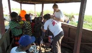Les équipes MSF vaccinent les enfants pour circonscrire l'épidémie de rougeole