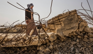 Sauza visite la mosquée de Nabi Saleh détruite par les bulldozers israéliens.