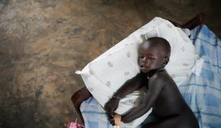 Un enfant atteint de pneumonie au au centre de santé de Gogrial dans l\'état de Warrap au Sud Soudan  novembre 2010