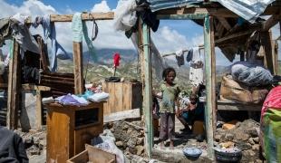 Des enfants dans les débris après l'ouragan