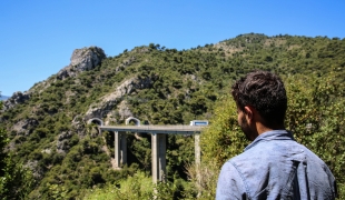 Ismael 22 ans originaire du Pakistan. Après 11 mois passés à se cacher en Serbie Isameal a mis un an et demi à rejoindre l’Italie. Aujourd’hui il est bloqué depuis une vingtaine de jour dans les montagnes près de la frontière française.