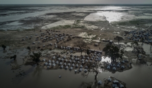 Depuis 2013 dans l'Etat de Borno règne une insécurité permanente due à l'intensification des attaques de Boko Haram et des interventions militaires. Près de deux millions de personnes ont étés déplacées. Durant la saison des pluies le camp de Ran