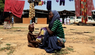 Depuis 2011 MSF appuie le ministère de la santé dans la région de Maradi au Niger pour réduire la mortalité des enfants de moins de cinq ans particulièrement élevée durant la saison de pic de malnutrition et de paludisme qui s’étend généralem