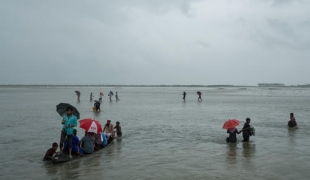 Plus de 422 000 Rohingya ont fui les violences dans l'Etat de Rakhine au Myanmar et se sont réfugiés au Bangladesh. Les réfugiés traversent la frontière par la rivière Naf dans l'eau et sous la pluie.