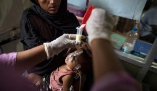 Une mère et son enfant dans la clinique MSF de Kutupalong Bangladesh octobre 2017