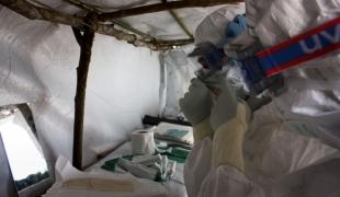 Unité d'isolation pour les cas suspects d'Ebola à Kaluamba en 2009. La RDC est une zone endémique du virus Ebola. MSF