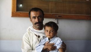Un père et son fils à l'hôpital MSF de Ahmed Shah Baba.