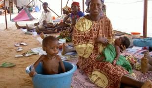 Darfour février 2008. A Zalingei où vivent 100 000 personnes déplacées le dispositif de l'aide évolue peu alors que des milliers de nouveaux déplacés arrivent chaque mois depuis deux ans.