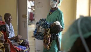 une jeune patiente souffrant de la cataracte est soignée à l'hôpital MSF de Galcayo (2010)