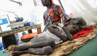 Moustapha 7 ans souffre de malnutrition et de paludisme. Il a été transféré à Maiduguri par l’équipe MSF de Monguno. Novembre 2016