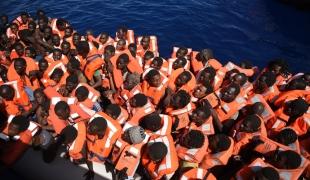 Des naufragés secourus en mer par le Bourbon Argos en juin 2016.