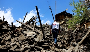 Une équipe MSF explore par hélicoptère des villages reculés qui ont été touchés par le séisme du 25 avril et où l'aide n'est pour l'instant pas encore parvenue.