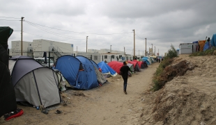 Les réfugiés nouvellement arrivés à Calais continuent de s'installer dans la Jungle malgré les conditions très difficiles. Septembre 2016.