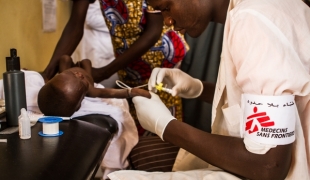 Un infirmier en consultation avec un enfant malnutri au Centre de Réhabilitation Nutritionnelle Intensive (CRENI) de Guidan Roumdji au Niger  Août 2012.