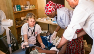 Un patient atteint de méningite pris en charge au centre MSF de Lazaret à Niamey au Niger. Mai 2015