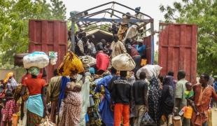 Des milliers de personnes fuyant leur village dans les îles du lac Tchad au sud est du Niger.