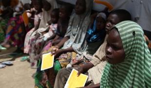 Des femmes attendent leur consultation devant l'hôpital MSF dans le camp de Pulka.