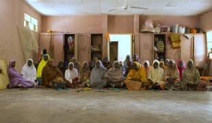 La population déplacée a été installée sur différents sites à Maiduguri.Ici des femmes nigériannes dans la salle de classe où elles logent dans le centre de formation des professeurs d’arabe. 