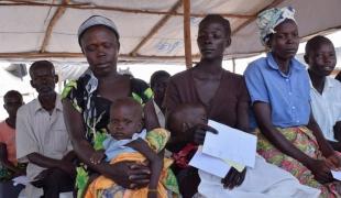 Des patients à la policlinique de MSF dans le camp de réfugiés sud soudanais de Bidi Bidi en octobre 2016.