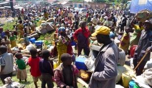 A Bunagana dans le sud ouest de l'Ouganda les réfugiés congolais traversent la frontière pour échapper aux combats entre les groupes rebelles et l'armée congolaise dans la région du Nord Kivu.