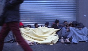 Des migrants blottis sous des couvertures près de la Halle Pajol dans le 18ème arrondissement de Paris le 10 janvier 2017. Armelle Loiseau/MSF