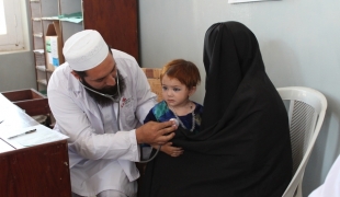 Consultation pédiatrique par un médecin MSF à l'hôpital de Sadda Agence de Kurram zones tribales sous administration fédérale. MSF