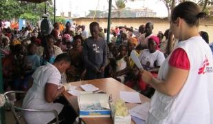 De nombreux patients attendent une consultation à l'hôpital d'Abobo Sud à Abidjan  Mai 2011