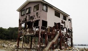 Maison détruite après le séisme et les tsunamis dans la préfecture de Miyagi