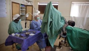 Chirurgie réparatrice lors de l'opération d'une fistule obstétricale  Boguila République Centrafricaine