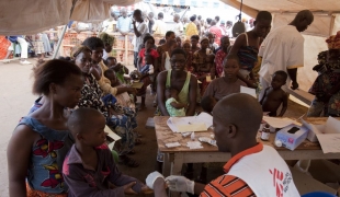 Dispensaire MSF dans le camp de Douékoué