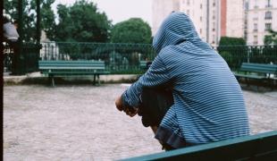 Un jeune mineur dans un square à Paris.