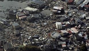 Vue aérienne après le séisme et le tsunami près de Kesennuma préfecture de Miyagi  12 mars 2011