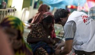 Un médecin examine un enfant malnutri dans un centre nutritionnel au coeur du camp de Dadaab au Kenya.