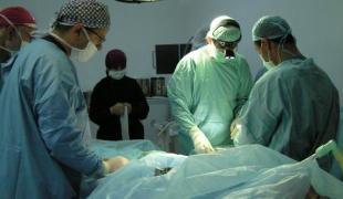 Intervention chirurgicale à l'hôpital Abbad à Misrata en Libye