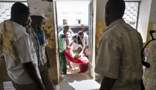 Un blessé est amené à l'hôpital de Galcayo en Somalie après un clash en août 2011.