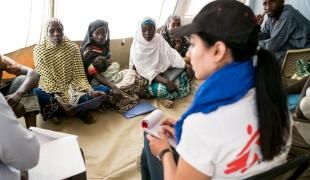 Ines Belkhodja psychologue MSF parle avec l'association des femmes réfugiées de Dar es Salam.