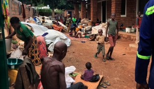 Photo prise le 3 août montrant quelques unes des 10 000 personnes réfugiées dans l'enceinte de l'hôpital MSF à Batangafo.