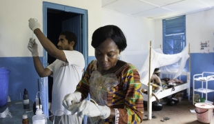 A l'hôpital de Mboki en République centrafricaine le Docteur Brian D'Cruz et l'infirmière Ursula Dagnan préparent le traitement pour une jeune fille atteinte de la maladie du sommeil.