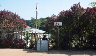 Entrée du centre de traitement ebola de MSF à Boende