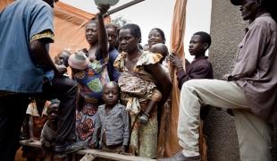 Des enfants attendent d'être vacciné contre la rougeole avec leur famille