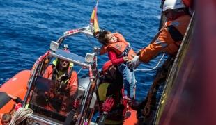 Un jeune garçon est transféré sur le Prudence au large des côtes libyennes le 9 juin 2017.