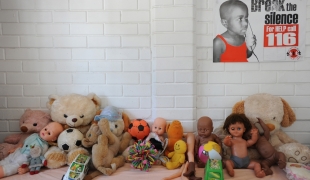 Dans la clinique MSF de Mbare au Zimbabwe les psychologues demandent aux enfants de confier ce qu'ils ont subi à des ours en peluche ou de montrer via les peluches sur quelle partie du corps ils ont été abusés.