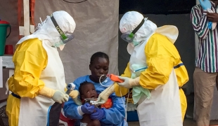 Jariatu est une ancienne patiente de MSF et a survécu à Ebola à Freetown en Sierra Leone. Elle fait maintenant partie de l'équipe de prise en charge des jeunes enfants séparés de leur famille. Février 2015