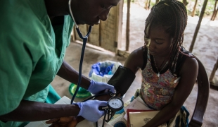 Aminata a survécu au virus Ebola. Alex infirmier MSF lui fait passer un test sanguin lors d'une visite de surveillance dansle village de Mabekoh en Sierra Leone. La fin de l’épidémie d’Ebola a été officiellement annoncée en Sierra Leone le 7 nov