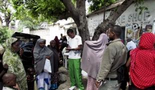 Vaccination contre la rougeole dans un camp de Mogadiscio août 2011