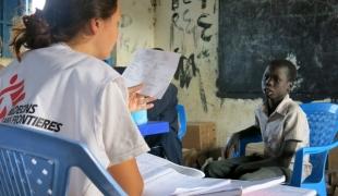 Consultation lors d'une clinique mobile dans une école à Awerial au Soudan du Sud le 3 janvier 2014.
