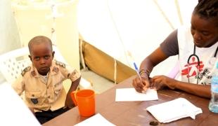 Le Dr Christine Bimansha s'occupant d'un jeune patient Soudan du Sud décembre 2013.