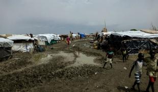Camp de Bentiu Soudan du Sud : certaines parties du camp sont impraticables en raison de la boue et l'eau stagnante.