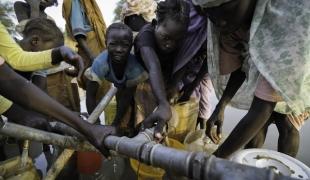 Des réfugiés soudanais collectent de l'eau au point d'eau MSF du camp de Jamam au Soudan du Sud  Mars 2012.